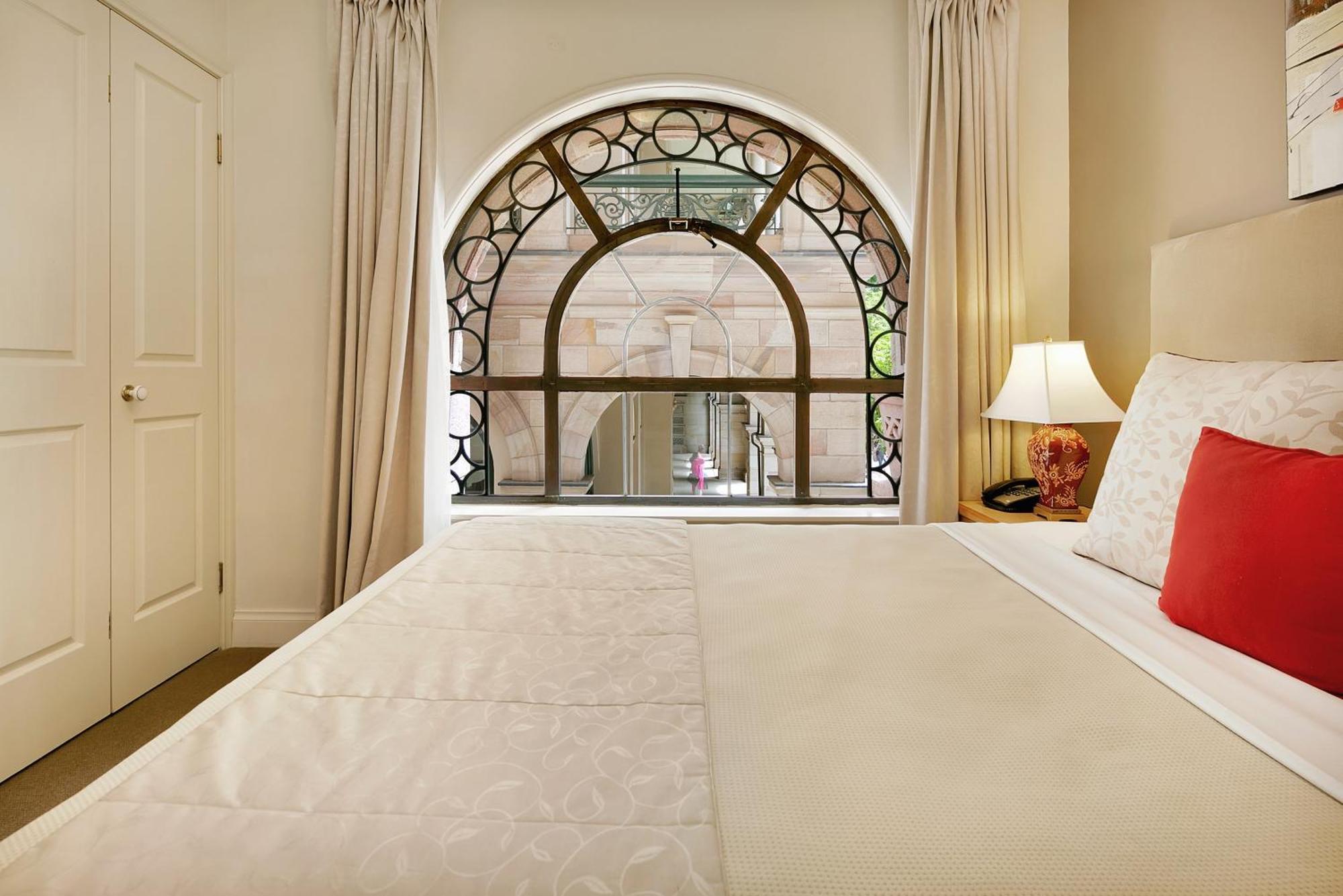 Superior One-Bedroom Apartment Queen bed